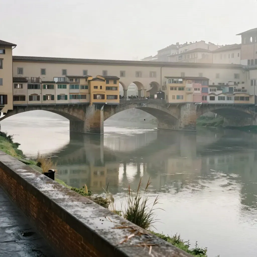 Arno e Ponte Vecchio all'alba con nebbia leggera e riflessi calmi